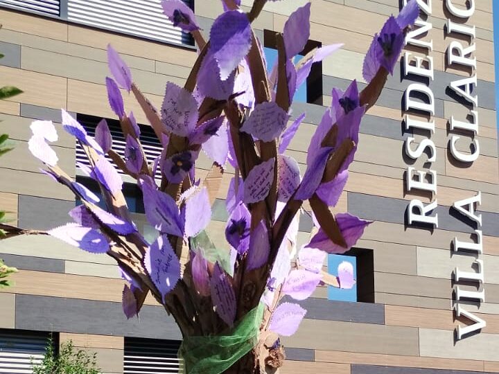 Un albero dei ricordi allestito accanto all&rsquo;ingresso di una residenza