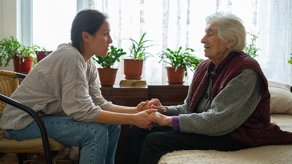 Cosa dice la legge 104 sull'assistenza dei genitori anziani