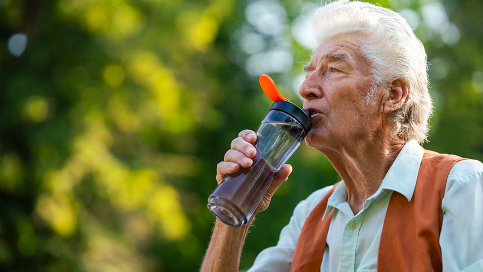 Come prevenire la disidratazione negli anziani