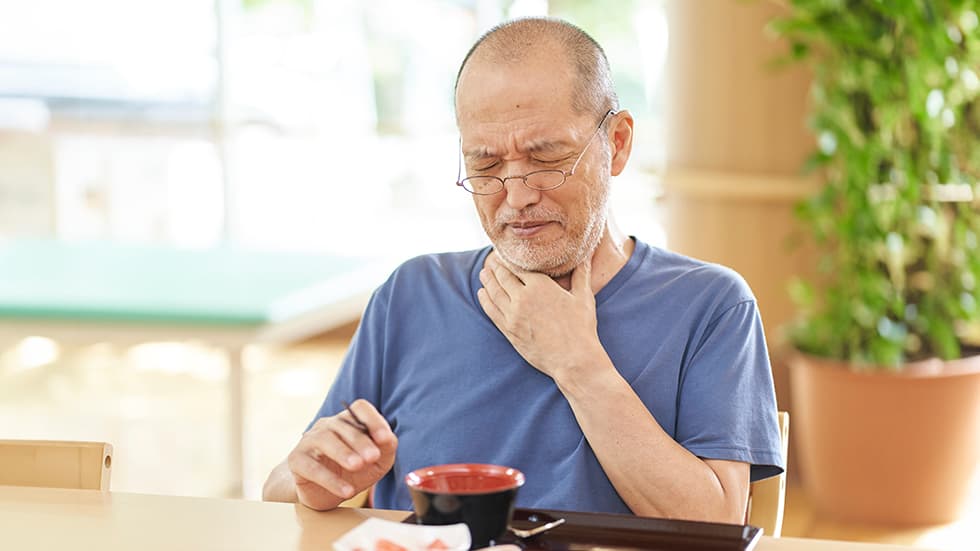 Disfagia negli anziani: quali sono i sintomi, le cause e le cure?