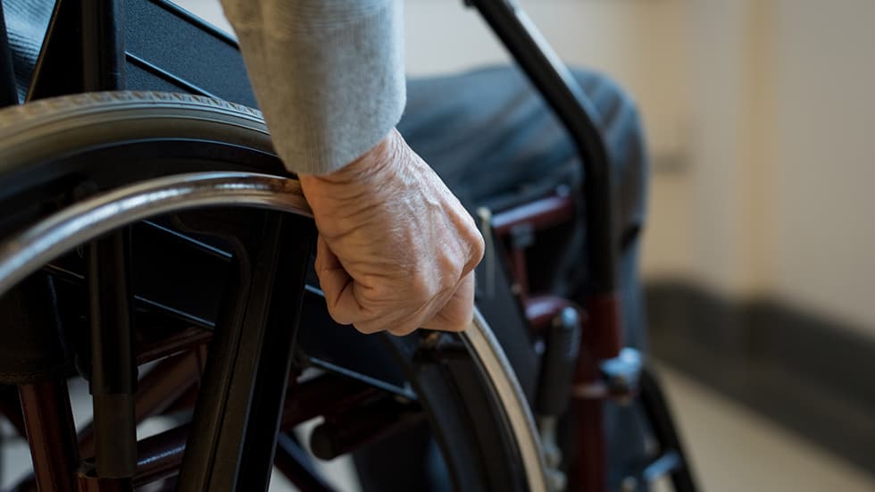 Invalidità civile per anziani: come fare domanda