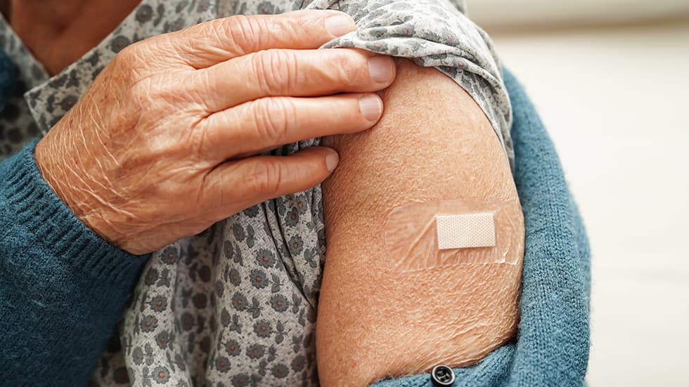 Vaccino pneumococco per anziani: a chi serve e quando