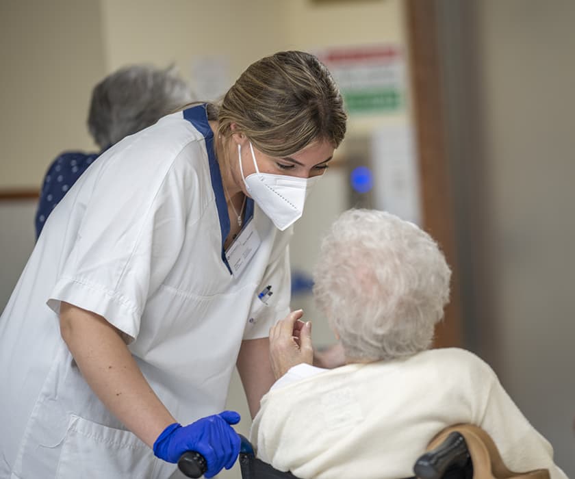 foto di operatrice che assiste anziana ospite