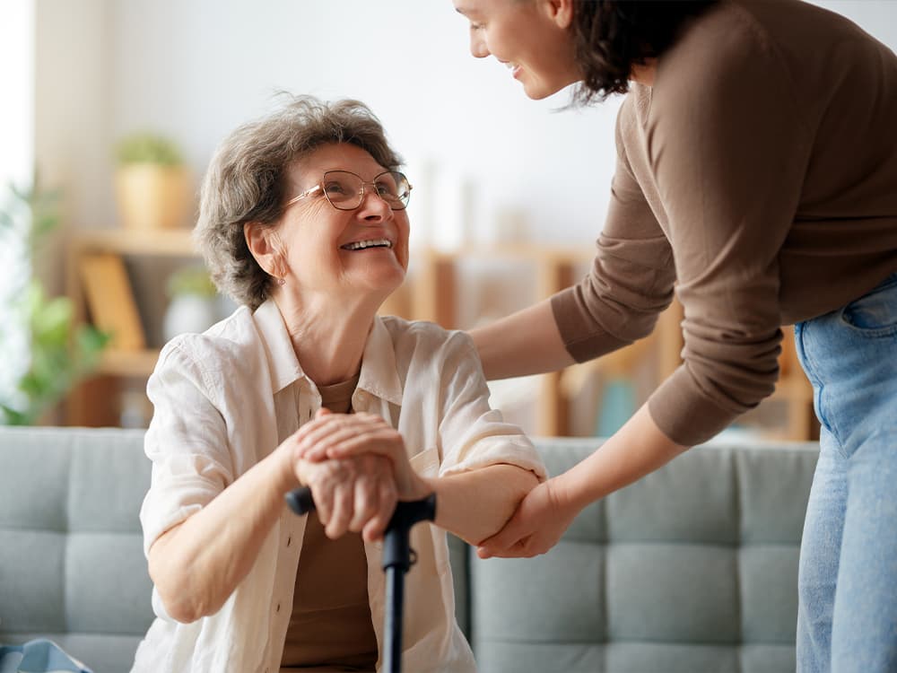 Momento di ascolto e dialogo tra caregiver e persona anziana