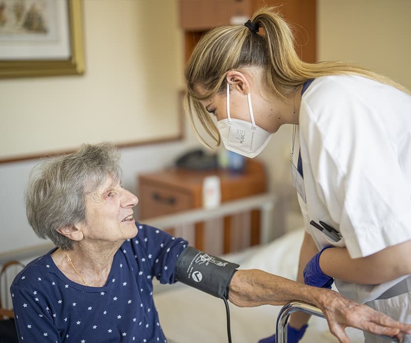 foto infermiera RSA che misura la pressione a ospite